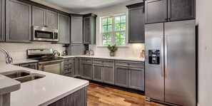 Fridge, microwave, oven, stovetop - Unparalleled Luxury 4 Bedroom Oasis w/ Amenities (North Myrtle Beach)