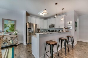 Kylskåp, mikrovågsugn, ugn och spishäll