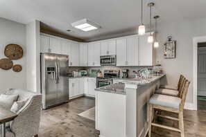 Fridge, microwave, oven, stovetop - 4 Bdrm Vacation Home w/ Pool in North Myrtle Beach (North Myrtle Beach)