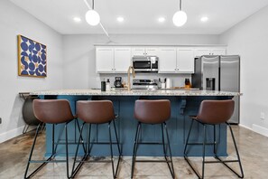 Refrigerador, horno, parrilla de estufa y lavavajillas 