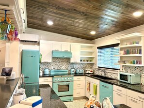 Kylskåp, mikrovågsugn, ugn och spishäll