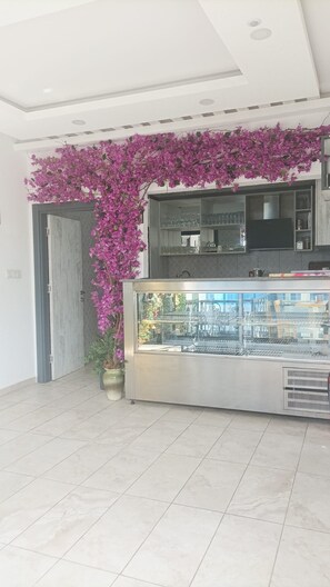 A modern kitchen with a built-in refrigerator and a display case. - Tiana Butik Otel (Bodrum)