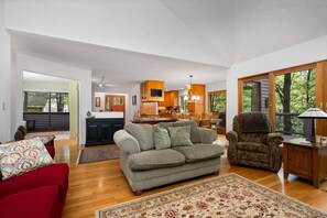 Télévision, cheminée, espaces bureaux