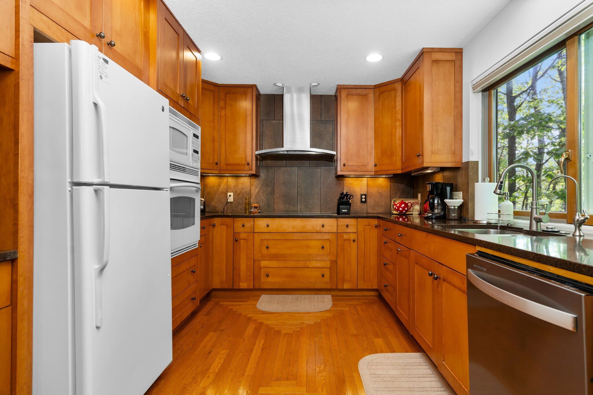 Kjøleskap, mikrobølgeovn, ovn og kokeplater