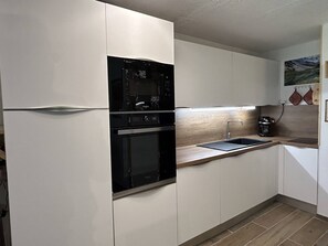Frigorifero, microonde, forno, piano cottura