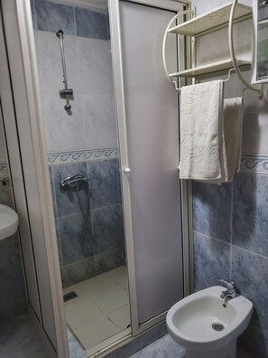 Shower, hair dryer, towels, soap - Appartement Familial (Marrakech)