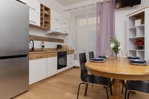 Fridge, oven, stovetop, dishwasher