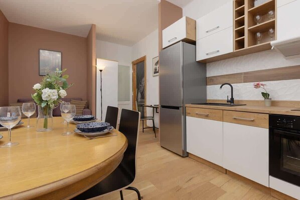 Fridge, oven, stovetop, dishwasher