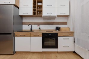 Fridge, oven, stovetop, dishwasher