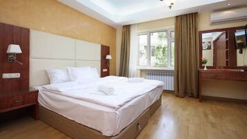 Familie maisonnette | Luxe beddengoed, een bureau, een laptopwerkplek, geluiddichte muren
