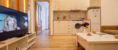 Appartement supérieur, 2 chambres, non-fumeur, vue sur la ville | Aire de séjour | Téléviseur de 45 po avec télévision par cùble, films payants