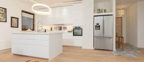 Refrigerador, microondas, horno y parrilla de estufa