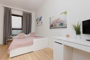 3 bedrooms, iron/ironing board, WiFi, bed sheets