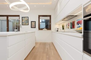 Geladeira, micro-ondas, fogão, cooktop