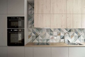 冷蔵庫、電子レンジ、オーブン、コンロ