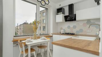 Fridge, oven, stovetop, dishwasher