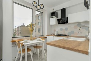 ثلاجة، فرن، موقد طهي مسطح، غسالة أطباق