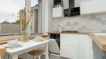 Fridge, oven, stovetop, dishwasher