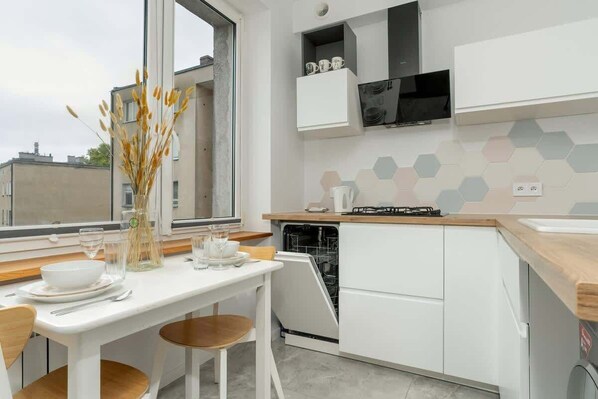 Fridge, oven, stovetop, dishwasher