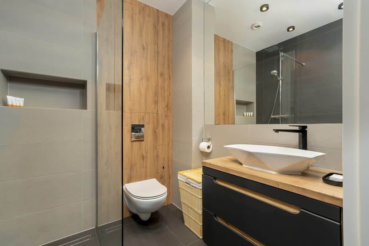 Shower, hair dryer, shampoo