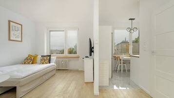 Iron/ironing board, WiFi, bed sheets