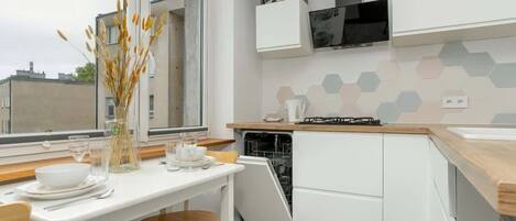 Frigorifero, forno, piano cottura, lavastoviglie