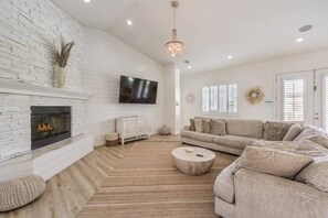 TV, fireplace, offices - 5BR Luxury Villa Pool, Spa, RV Parking, Sleeps 12 (Henderson)