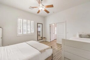 5 bedrooms, iron/ironing board, travel cot, WiFi - 5BR Luxury Villa Pool, Spa, RV Parking, Sleeps 12 (Henderson)