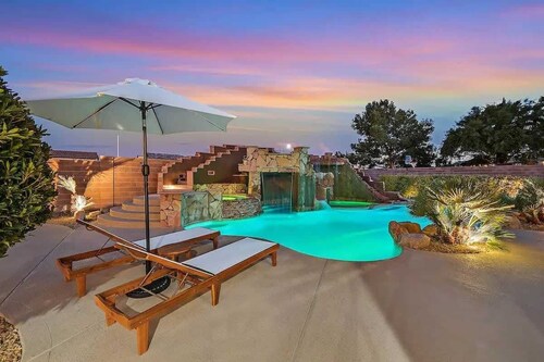 5BR Luxury Villa Pool, Spa, RV Parking, Sleeps 12