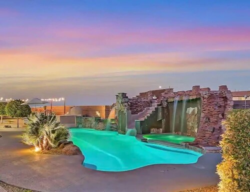 5BR Luxury Villa Pool, Spa, RV Parking, Sleeps 12