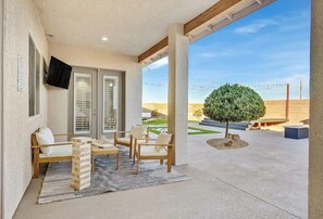Terrace/patio - 5BR Luxury Villa Pool, Spa, RV Parking, Sleeps 12 (Henderson)