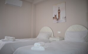 3 chambres, fer et planche à repasser, Wi-Fi, draps fournis