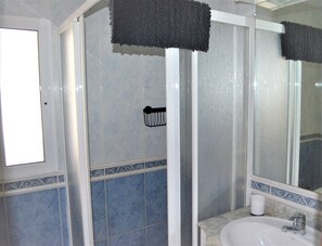 シャワー、ビデ、タオル、石鹸