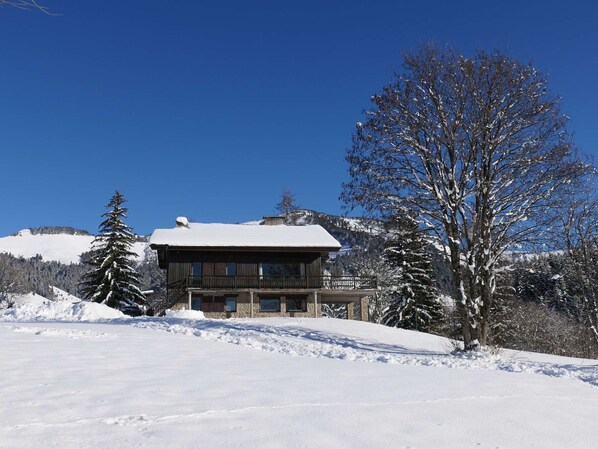 Exterior - Spacious chalet 8 rooms, 14 people, near slopes, with parking (Notre-Dame-de-Bellecombe)