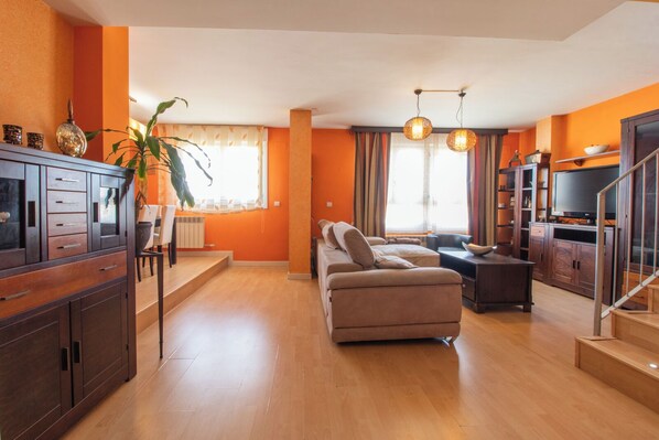 Living area - Large duplex with all amenities. (Soria)
