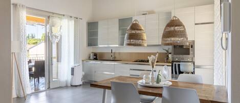 Frigorífico, microondas, horno y placa de cocina