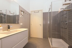 Shower, hair dryer, towels - Casa Verde near to the beach in manerba (Manerba del Garda)