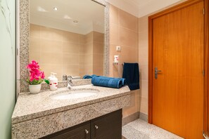 Hair dryer, towels, soap, toilet paper - Katerina´s Place, 3 Bedrooms Near Praia Formosa, Restaurants and Shops (Funchal)
