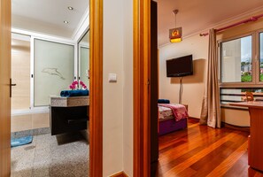 3 bedrooms, iron/ironing board, WiFi, bed sheets - Katerina´s Place, 3 Bedrooms Near Praia Formosa, Restaurants and Shops (Funchal)