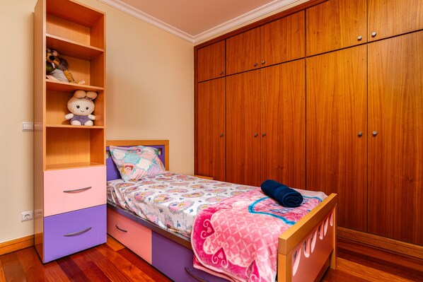 3 bedrooms, iron/ironing board, WiFi, bed sheets - Katerina´s Place, 3 Bedrooms Near Praia Formosa, Restaurants and Shops (Funchal)