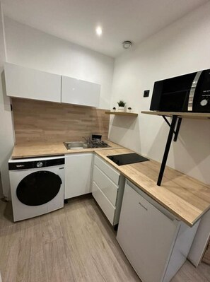 Fridge, microwave, oven, coffee/tea maker