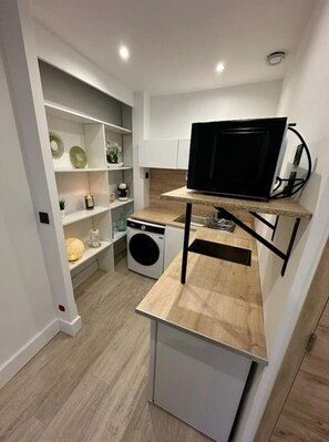 Fridge, microwave, oven, coffee/tea maker