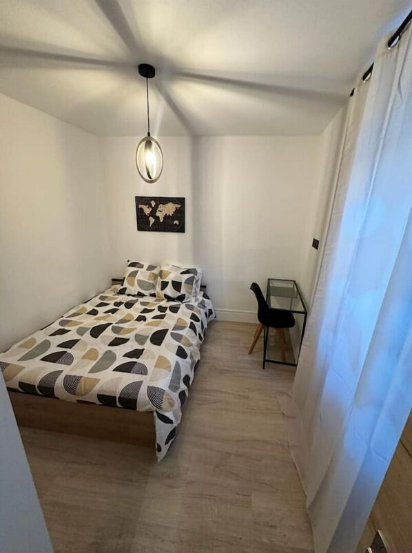1 bedroom, bed sheets