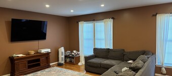 SINGLE FAMILY 4BR/3.5 BATH HOME W/3-CAR DRIVEWAY!