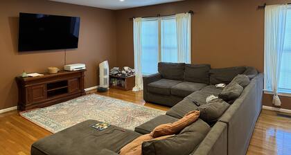 SINGLE FAMILY 4BR/3.5 BATH HOME W/3-CAR DRIVEWAY!