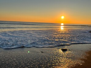 A beach with waves, a sunset, and a clear sky. - Holiday Home 'Les Floralies' with Private Terrace, Private Garden and Wi-Fi (La Tranche sur Mer)