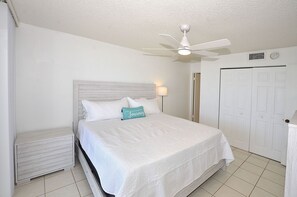 2 bedrooms, iron/ironing board, free WiFi, bed sheets - Salty Seascape Oasis (Stuart)