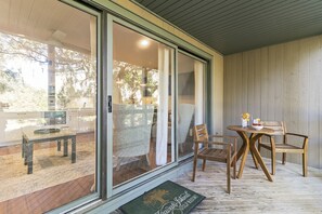 Outdoor dining - New listing!  Easy beach access, central location (Kiawah Island)