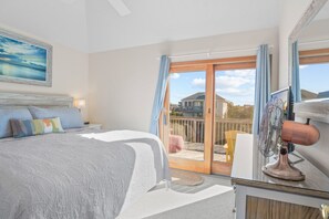 4 bedrooms, free WiFi, bed sheets - Oceanside Dog Friendly Home w/ Hot Tub, Screen Porch, Media Room, Beach Nearby (Waves)