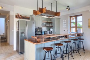 Refrigerador, microondas, lavavajillas y cafetera y tetera 